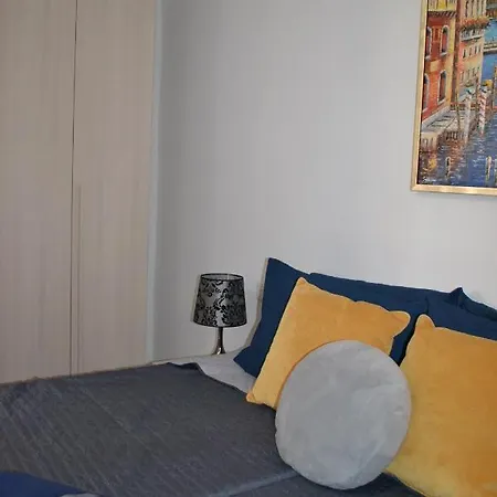 La Luna Town House